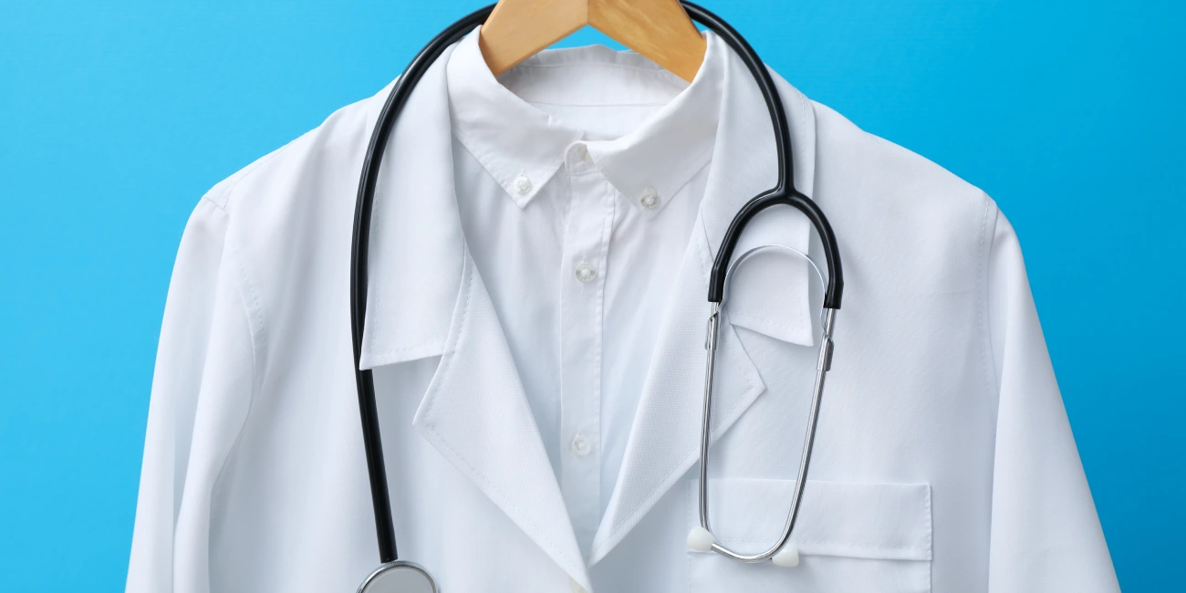 Jalecos para profissionais: como escolher o modelo perfeito para médicos e enfermeiros