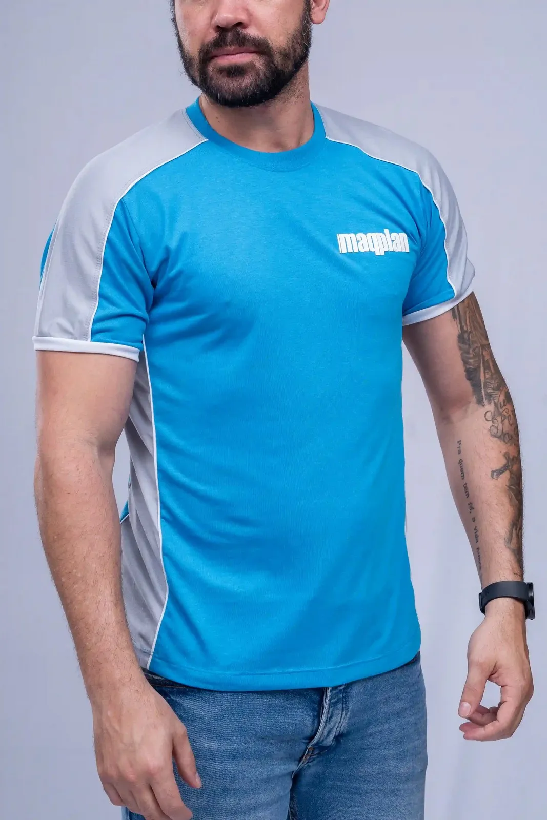 camiseta especial com recorte ombro e lateral