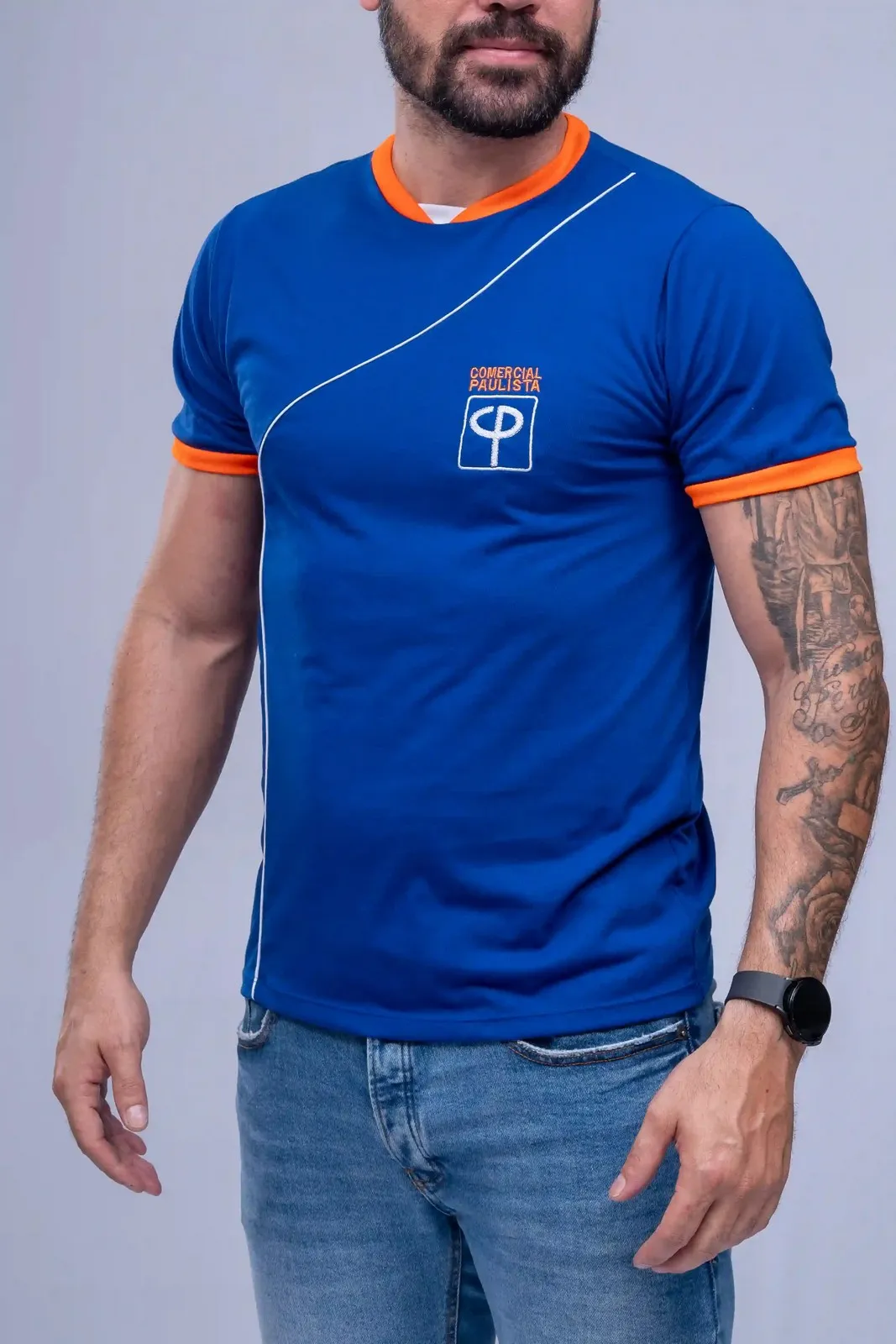 camiseta custmizada com gola especial