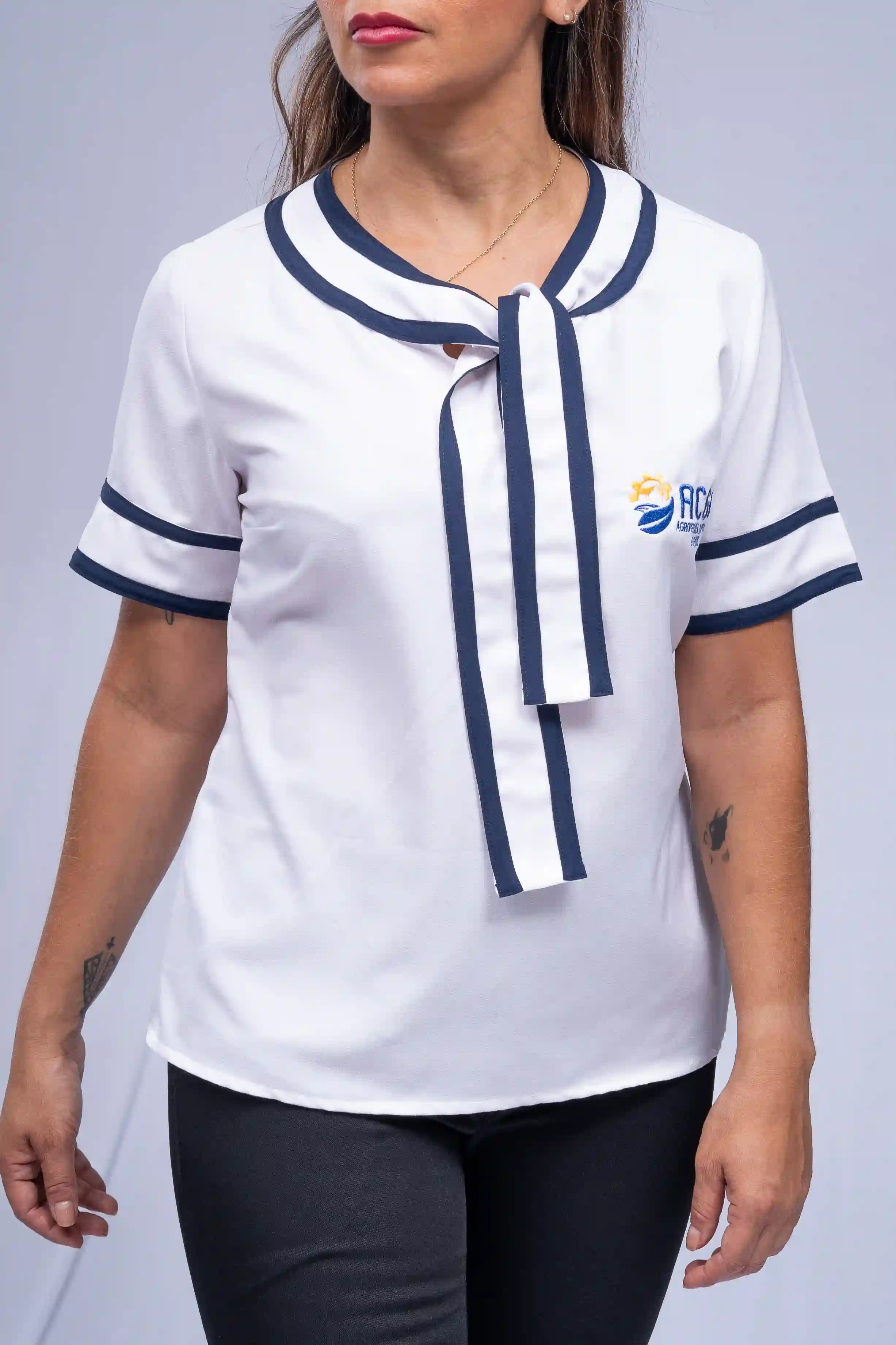 Blusa social com lenço e adidas